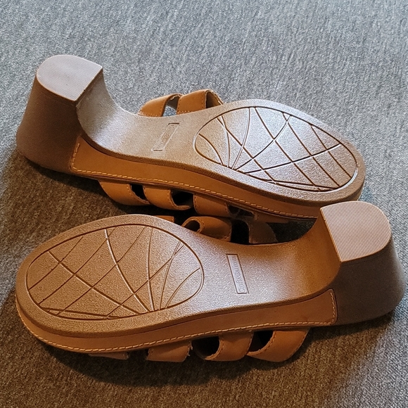 Size 9.5 med Croft&Barrow Tan Shoes - Picture 4 of 4